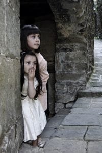 kids children girls hiding surprised play 1091857