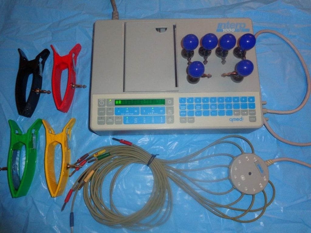 ¿Qué elementos se utilizan en un Electrocardiograma?
