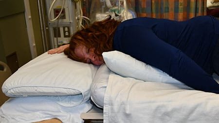 Figura 2. Cabeza del paciente colocada en la mesa auxiliar y volteada de lado a lado